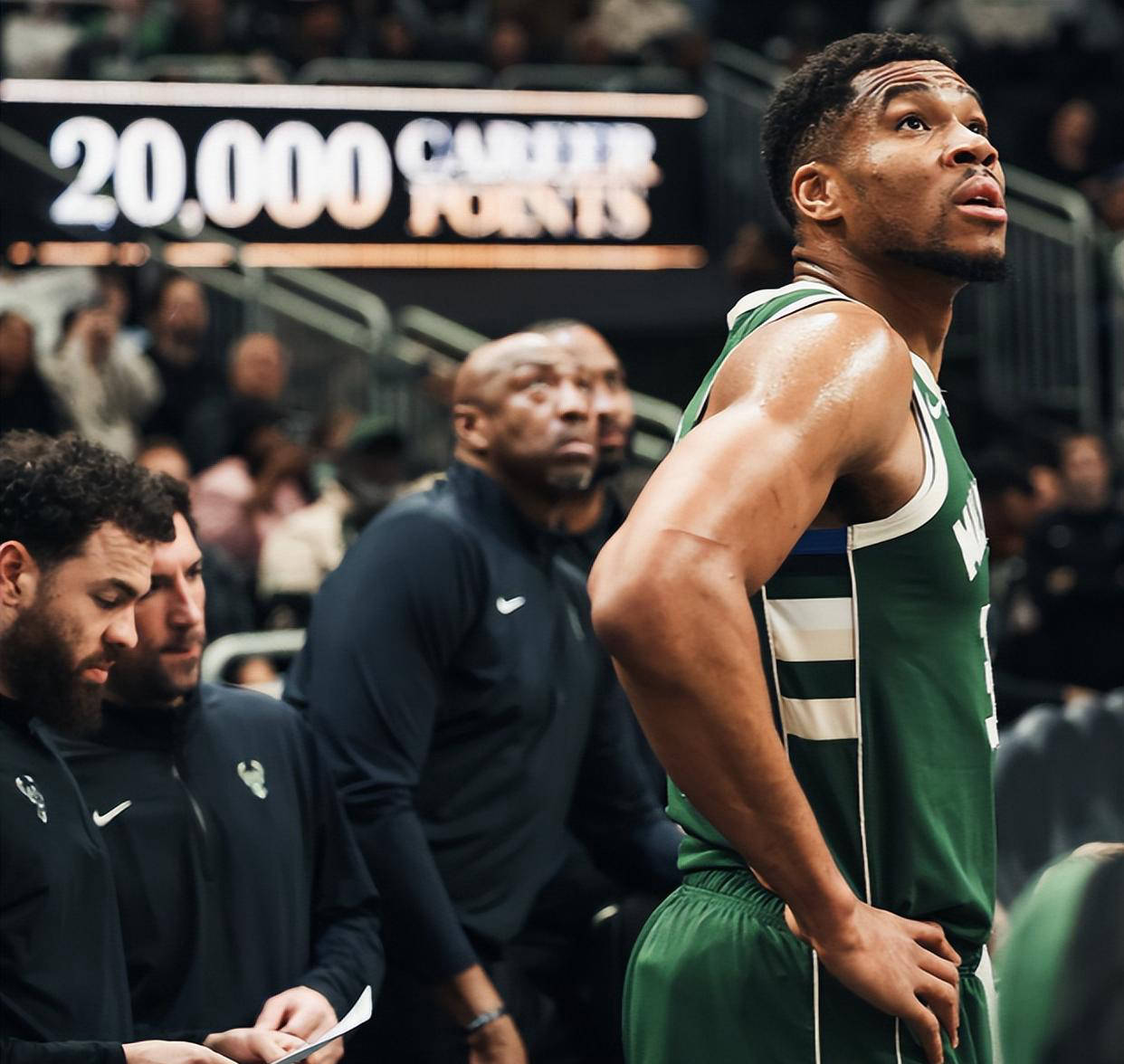 字母哥重返赛场，刷新纪录首场状态出色，C9观众沸腾！